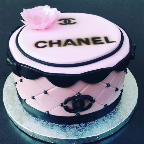 gateau chanel noir et blanc|Plus de 100 idées de gâteaux Chanel tendance pour la.